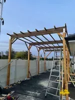 Appentis contre une bordure en construction sur une maison.