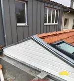 Bac en zinc joint debout et fenêtre de toit Velux installées sur une toiture.