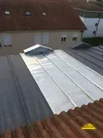 Deuxième bac terrasse à tasseaux en zinc posé sur la toiture d' une maison.