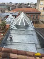 Installation d'un bac terrasse à tasseaux pour une finition esthétique et durable.