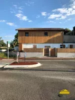 Vue de l' extérieur d'une maison avec bardage en bois.