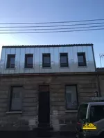 Bardage en zinc sur la façade d' une maison pour une finition moderne et durable.
