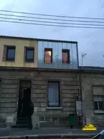 Deuxième bardage en zinc posé sur une façade.