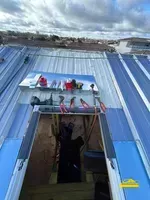 Chantier de toiture avec ouverture et outils spécialisés.