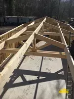 Charpente en bois d' une maison en cours de construction.