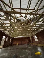 Installation de la charpente en bois pour une maison neuve.