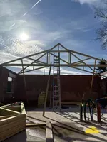 Charpente en bois d' une maison en construction.