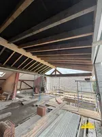 Charpente neuve installée sur une maison en construction.