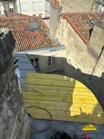 Début de l' installation du bac terrasse à tasseaux en zinc sur la toiture d'une maison.