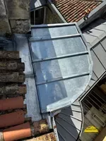 Dernier bac terrasse à tasseaux en zinc installé sur une toiture en cours de rénovation.