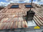 Deux fenêtres de toit Velux installées pour améliorer la luminosité.
