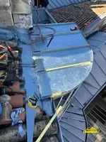 Deuxième bac terrasse à tasseaux en zinc installé sur le toit d' une maison.