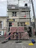 Échafaudage installé sur le chantier de toiture pour faciliter les travaux.