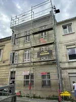 Échafaudage installé pour les travaux de toiture en toute sécurité.