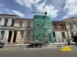 Échafaudage monté sur le chantier pour l'accès au toit.