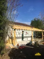 Début des travaux pour l'extension de la toiture d'une maison.