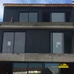 Façade d' une maison avec bardage en bois pour une finition moderne.