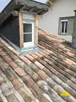 Deuxième gouttière en zinc installée pour améliorer l' écoulement des eaux et entourage chien assis.