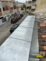 Deuxième Installation d'un chéneau en zinc avec acrotère sur une maison ancienne, assurant l'évacuation des eaux tout en préservant le charme du bâtiment.