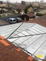 Bac terrasse à tasseaux en zinc, couleur naturelle, sur la toiture d' une maison.