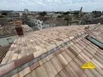 Toiture avec closoire ventilé en plomb pour une finition élégante et une ventilation optimale.