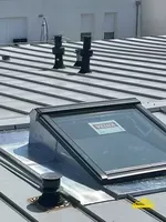 Installation d'une fenêtre de toit Velux pour maximiser la lumière.