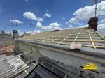 Rénovation d'une toiture sur une maison ancienne.