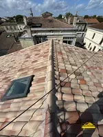Installation de fenêtres Velux sur le toit d'une maison.