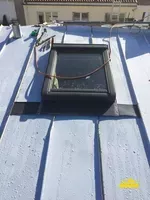 Installation d' une fenêtre de toit Velux pour plus de lumière naturelle.