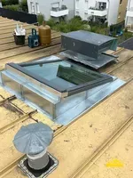 Installation d' une fenêtre de toit Velux pour une meilleure luminosité.