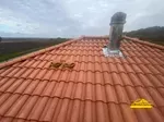 Jolie toiture rénovée avec des matériaux modernes et durables avec un entourage de cheminée.