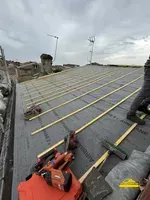Outils placés sur le toit pour les travaux de couverture.