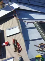 Outils de travail utilisés sur un chantier de toiture.