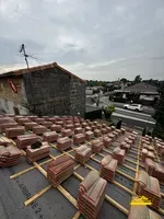 Préparation de la pose des tuiles sur une toiture neuve.