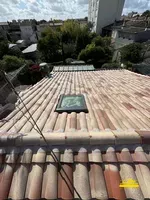 Pose de Velux sur le toit pour améliorer la luminosité naturelle.
