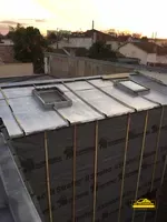 Pose d' une fenêtre de toit Velux sur une toiture en cours de rénovation.