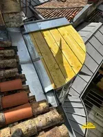 Premier bac terrasse à tasseaux en zinc installé sur la toiture d' une maison.