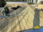 Préparation de la couverture sur un chantier de toiture.