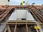 Préparation de l'installation des fenêtres Velux sur le toit.