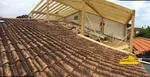 Rénovation de la charpente en bois d' une maison ancienne.