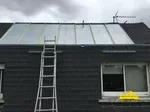 Rénovation de toit en zinc pour une maison moderne.