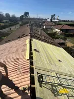 Rénovation complète de la toiture d' une maison ancienne.