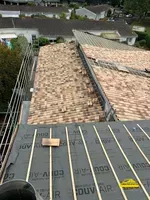 Rénovation de la toiture d' une maison ancienne avec des matériaux modernes.