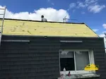 Rénovation en cours de la toiture d' une maison ancienne.
