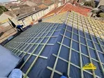 Rénovation complète de la toiture d'une maison ancienne.