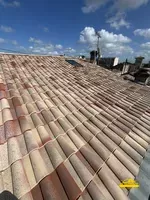Rénovation d'une toiture traditionnelle avec un savoir-faire local.