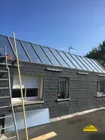 Travaux de rénovation sur la toiture d' une maison ancienne.
