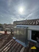 Soudure en zinc à l'étain-plomb et bardage en joint debout sur une toiture en cours de rénovation.