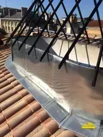 Soudure sur un élément en zinc pour assurer l' étanchéité de la toiture.