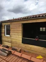 Support pour bac en zinc joint debout sur la façade extérieure d' une maison.